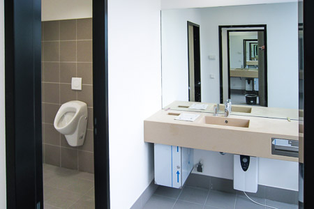 Neben Büroräumen werden natürlich auch die Sanitärbereiche hcowertig saniert.