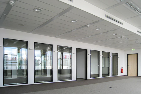 Nach den Umbauten ist ein lichtdurchflutetes Großraumbüro entstanden.