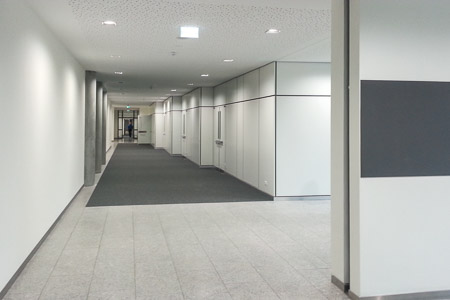 Blick in einen weitläufigen Flur im Bürogebäude.