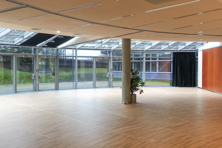 Blick in einen großen Konferenzraum.