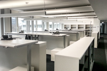 Blick in ein Großraumbüro mit etwa 10 Arbeitsplätzen.