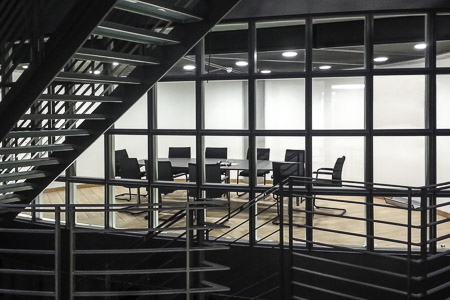 Auf diesem Foto schaut man durch eine Glasfassade in einen Konferenzraum.