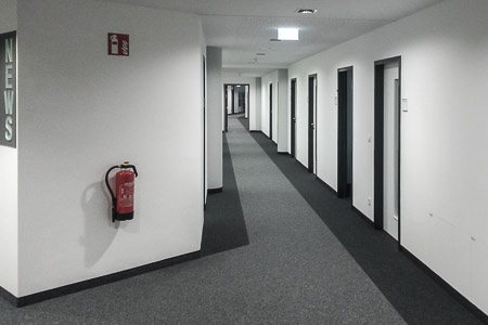 Blick in einen Flur, die Türen führen zu den Einzelbüros.