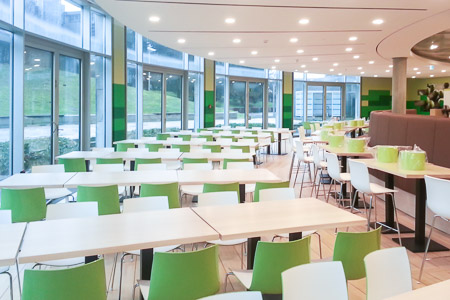 Die neu gestaltete Kantine in Grün und Beige bietet den Mitarbeitenden viel Platz.