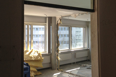 Auf diesem Foto werden alte Trockenbauwände abgerissen.