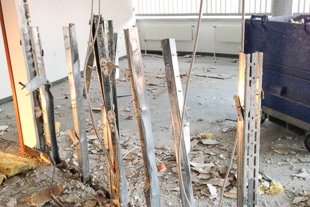 Bevor die Büroräume saniert werden können, werden alte Einbauten abgerissen.