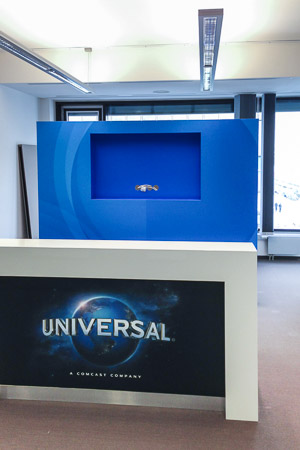 Der Empfangsbereich wurde neu strukturiert und mit den typischen Farben Blau und Schwarz gestaltet.