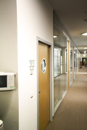 Das Foto zeigt einen langen Flur, der zu den einzelnen Büros führt.